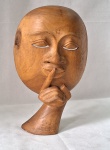 BALI- Máscara em madeira entalhada representando" Figura " do teatro Grego que sugere silêncio.. Med. 24 cm alt.