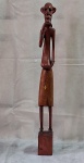 ARTE AFRICANA- Escultura africana em madeira , conhecida por sua volumetria marcante por fonte de transmissão de pensamento filosófico de diversos grupos etnicos. Med. 49 cm alt.