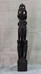 ARTE AFRICANA- Escultura de entidade africana em madeira entalhada e ebanizada. Med. 50 cm altura.