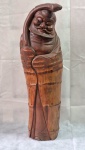 Escultura de monge conhecido como Budai, esculpido e entalhado em grosso tronco de bambu, período Qing ( 1664-1912). Med. 54 x 16 cm .