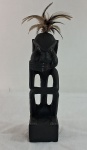 ARTE AFRICANA- Escultura africana entalhada em madeira ebanizada, representando Deusa da Sabedoria, adornada com aplicações de pluma. Med. 32 cm altura.