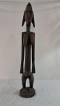 ARTE AFRICANA- Escultura  de madeira de èbano com resquícios de policromia. Povo Baúle. Costa do Marfim. Século XX. . Med. 83 cm altura.