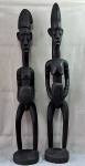 ARTE AFRICANA-Casal Ibeji, etnia Yoruba, esculturas em madeira entalhada e patinada, Federal Republic of Nigéria, séc. XX. Med. Figura feminina 1,04 cm, masculina 1,01 cm. Parte traseira da figura feminina apresenta veia. Vide fotos extras. PELA DIMENSÕES NÃO PODE SER ENVIADO PELOS CORREIOS.