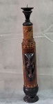 Castiçal balinês com entalhe frontal de máscara de cerimonia em madeira, coluna em bambu com marchetado. Apresenta ligeiro veio na parte do bambu. Med. 43 cm altura.