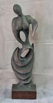 Escultura em madeira cedro patinada e entalhada representando movimento feminino abstrato. Med. 50 cm altura.