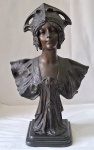 HENRI JACOBS (1864-1935) Escultura Art Noveau em bronze maciço" Dama Renacentista" base granito negro. Marca da Fundição Upyright 1904 e Napoleon Alimot, assinado e datado 1904. Med. 59 x 35 x 25 cm. Peso 18.500 kg.