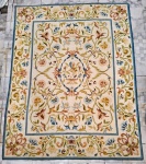 Antigo e raro tapete dito "Praia do Pinto", padrão Arraiolo PLAZA, desenvolvido por freiras portuguesas na extinta comunidade da Praia do Pinto (Leblon). Apresenta selo no verso. Med. 235 x 182 cm.. Nota.: Pela qualidade do ponto e semelhança com os tapetes portugueses, a pequena produção das freiras adotou o nome Artesanato Praia do Pinto em 1969, ano em que a comunidade foi totalmente destruída por incêndio.