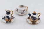 PORTUGAL- Três (03) peças de coleção em miniatura confeccionadas em porcelana, sendo uma xícara, um bule e uma ânfora com presentoir, moldadas na pasta em alto relevo, com farta douração, decoração floral, em diferentes tamanhos e decorações. Marcada.