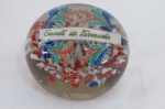MURANO - Grande Peso de papel em Murano italiano translúcido, ricamente elaborado com interior em várias formas e cores com exuberante policromia e inscrição "A Gazeta da Farmácia". Medidas: 6 cm de altura x 10 cm de circunferência.