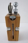 Conjunto para vinho em madeira, acondicionada em estojo.