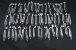 Cento e dez  (110) adornos para lustre em cristal lapidado sendo 55 contas e 55 pingentes longos lapidação diamante. Med. aproximada 9 cm cada.