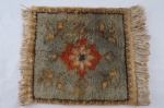 Tapete persa para móvel. Med. 30 x 26 cm.