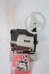 VINTAGE-Década de 1970 Projector dual Krisper 8mm reel to reel auto threading compact zoom super 8 and regular. Na embalagem original, sem uso, funcionando, acompanha manual de instruções. Med. embalagem 28 x 33 x 23 cm.