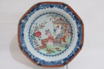 Raro prato fundo oitavado em porcelana chinesa da "Cia da Índias", séc. XVIII, período "Qianlong (1736-1795)", esmaltagem "Família Rosa", dita "Serviço das Princesinhas". Centro em policromia com personagens femininas em cena familiar entre flores e marrecos. Borda com folhagens azuis arrematada com losangos na cor coral realçada a ouro. Diâm.: 22 cm.