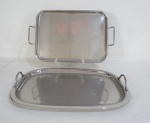 Duas (2) bandejas retangulares em metal inox. Med. entre alças 44 x 28 cm.