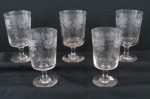 Cinco (05) graciosas  taças para vinho em cristal translúcido, bojo com lapidações de uvas e folhas de parreira em satiné. Med. 14 cm alt x 7 cm diâmetro.