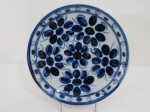 PORCELANA MONTE SIÃO, Minas Gerais, Um medalhão confeccionado em porcelana esmaltada na tonalidade branca com pintura de flores na tonalidade azul. Med. 27 cm diâmetro.