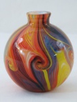 Vaso vintage em Murano italiano, decoração redemoinho multicolorido, formato esférico achatado. Med. 11x  9 cm.