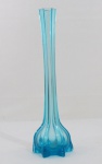 Vaso solifleur, base redonda pinçada em vidro, haste alongada e facetada na cor azul. Med. 35 cm alt.