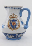 Cia das Indias- Chateau de Versailles- Jarro em porcelana chinesa séc. XlX. Reserva central com Armas do Chatêau de Versailles., base com faixa floral em relevo. Complementos pictóricos florais em esmalte azul e outros adereços. Med. 24 cm x 19 cm diâmetro.