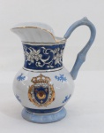 Cia das Indias- Chateau de Versailles- jarro em porcelana chinesa séc. XlX. Reserva central com Armas do Chatêau de Versailles., base com faixa floral em relevo. Complementos pictóricos florais em esmalte azul e outros adereços. Med. 22 cm alt.