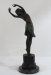 ART DECO- Escultura em bronze patinado representando " Dançarina ", base em mármore negro rajado, com ricos detalhes " Med. 42 cm x 13 cm diâmetro. PESO 3 kg.