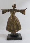 ART DECO- Escultura em bronze patinado e dourado representando " Dançarina ", base quadrada em mármore negro , com ricos detalhes " Med. 36 cm x 29 cm diâmetro. PESO 4 kg.