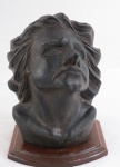 Escultura  em resina  representando  " Busto masculino ". Med.21 x 15 cm.