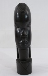ARTE TRIBAL AFRICANA, escultura em ébano  representando " Busto feminino", ricamente esculpida. Med. 24 cm alt.