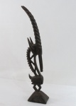 ARTE TRIBAL AFRICANA, escultura em ébano representando " Antílope", ricamente esculpida. Med. 43 cm alt.