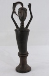 ARTE TRIBAL AFRICANA, escultura africana, base em madeira, corpo em chifre, cabeça entalhada com cabelo de animal. As bonecas Akuaba são figuras da Etnia Ashamanti de Gana, são bonecas da fertilidade. Med. 25 cm alt.