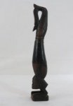 ARTE TRIBAL AFRICANA, escultura africana em ébano, base entalhada com busto feminino, coluna com figura de boneca da fertilidade Etnia Akuaba, encimada com entalhes no formato de peixe. Med. 27 cm alt.