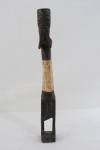 ARTE TRIBAL AFRICANA, escultura africana em ébano , corpo em osso na cor marfim, com entalhes de figura animal, cabeça segurando máscara, utilizado em rituais. Med. 31 cm alt.