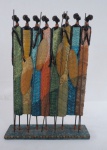 Escultura em metal e resina policromada representando " Guerreiras Maasai" tribais africanas. Med. 30 x 21 x 5 cm.