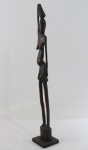 ARTE TRIBAL AFRICANA-- Escultura africana esculpida em ébano, representando " Figura tribal feminina". Med. 55 cm alt.