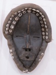 ARTE TRIBAL AFRICANA-- Antiga máscara africana  em madeira entalhada  e margeada com apliques em tecido grosso e diversos búzios. Etnia Dan de Mali, peça utilizada em rituais conhecida como Takangle ou Deangle Costa do Marfim. Med. 32 x 24 cm.