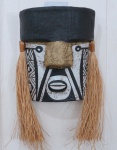 MARION RIO 02- Máscara indigena de ritual, peça moldada em estrutura sintética com pintura patinada e palhas. Assinada Marion Rio 02. Med. 31 cm alt x  18 cm diâmetro.