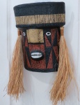 MARION RIO 02- Máscara indigena de ritual, peça moldada em estrutura sintética com pintura patinada e palhas. Assinada Marion Rio 02. Med. 30 cm alt x  18 cm diâmetro.