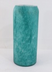 Grande vaso cilíndrico em pasta de vidro, anos 60, salpicado em tons de turquesa e branco. Med. 34 x 14 cm diâmetro.