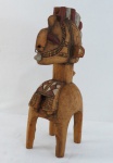 ARTE TRIBAL AFRICANA- Grande escultura em madeira entalhada representando "Deusa Dimba", do povo Baga da Guiné, na Africa Ocidental. Conhecida como grande mãe da fertilidade, Séc XIX. Med. 18 cm alt x 23 cm diâmetro. Marcas do tempo na madeira ( vide fotos).