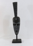 ARTE AFRICANA- Máscara esculpida em madeira Fang-Gabão , com pedestal. Med. 63 cm alt x 14 cm diâmetro.
