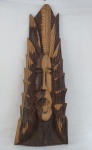 Grande talha em bloco único de jacarandá representando " Figura indigena de Cacique", anos 70. Med. 100 x 35 x 7 cm.