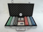 VINTAGE- Maleta em metal para Poker com 300 Fichas com cinco valores, dois baralhos lacrados cinco dados e botão DEALER! Tudo novinho em excelente estado, sem uso. Med. 7 x 40 x 23 cm.