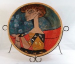 CRIS CONDE- Grande tigela em cerâmica pintada a mão representando figura feminina com traços angulares e olhos estilizados, que remete ao cubismo. Acompanha suporte em ferro moldado. Med. 15 cm altura x 56 cm diâmetro. Atenção: ESTE LOTE NÃO PODERÁ SER DESPACHADO VIA CORREIOS DEVERÁ CONTRATAR TRANSPORTADORA.