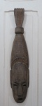 ARTE AFRICANA-Máscara tribal em madeira nobre esculpida a mão, ricamente entalhada,  Tchokué e Bacongo. Med. 37 cm alt.