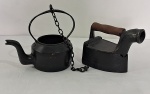 Duas (02) peças decorativas antigas em ferro fundido sendo ferro de passar, chaleira sem o fundo.. Medidas: 18 x 22 x 12 cm. Ferro com a trava da tampa quebrada.