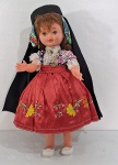 BRINQUEDO RETRO - Rara boneca portuguesa com trajes típicos da Festa de Nossa Senhora de Nazaré   e olhos de vidro que se fecham ao deitar e membros articulados . Objeto de coleção. Med. 49 cm altura.