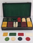 Caixa com 280 fichas em baquelite para jogo de poquer sendo, três redondas 3,5 cm diâmetro, quadrangulares 4 x 4 cm e 3,5 x 6 cm. Acondicionada em estojo original.