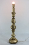 Tocheiro em madeira nobre, base redonda, coluna torneada, patinado em dourado. Med. 56 cm alt.