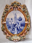 Antigo e raro Painel de azulejos da prestigiosa fábrica portuguesa de azulejos Aleluia Aveiro, na representação de Nossa Senhora de Fátima, em policromia azul e branco com borda em arabescos e flores. Assinado no canto superior direito Aleluia Aveiro. Portugal, início do século XX. Medidas: 61 x 61 cm. Obs" Painel com parte da madeira com perdas de insetos tratadas e um mínimo restauro.